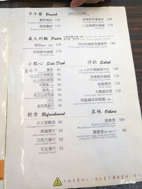 新莊巷弄美食推薦。#貴堡遞-新莊店。夏日海洋風的用餐環境。真材實料的美式創意大漢堡，張開大嘴巴才能滿足。寵物友善餐廳