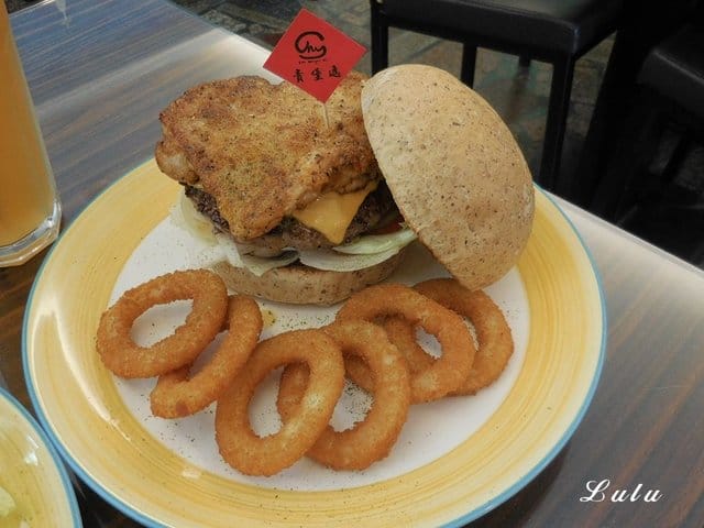 新莊巷弄美食推薦。#貴堡遞-新莊店。夏日海洋風的用餐環境。真材實料的美式創意大漢堡，張開大嘴巴才能滿足。寵物友善餐廳