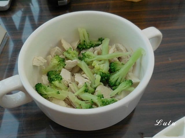 新莊巷弄美食推薦。#貴堡遞-新莊店。夏日海洋風的用餐環境。真材實料的美式創意大漢堡，張開大嘴巴才能滿足。寵物友善餐廳