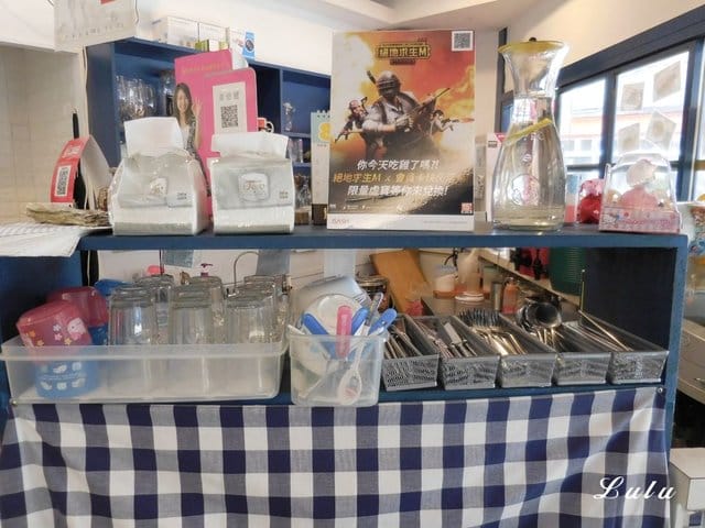 新莊巷弄美食推薦。#貴堡遞-新莊店。夏日海洋風的用餐環境。真材實料的美式創意大漢堡，張開大嘴巴才能滿足。寵物友善餐廳