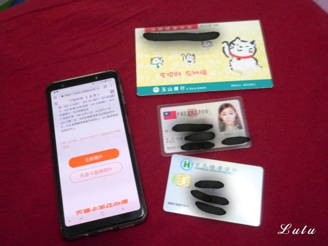 王道銀行。線上APP開戶，超方便。年滿20歲即可申辦。7月底前新戶首刷NT2000元送NT200元回饋金。用手機 APP 完成所有生活理財大小事