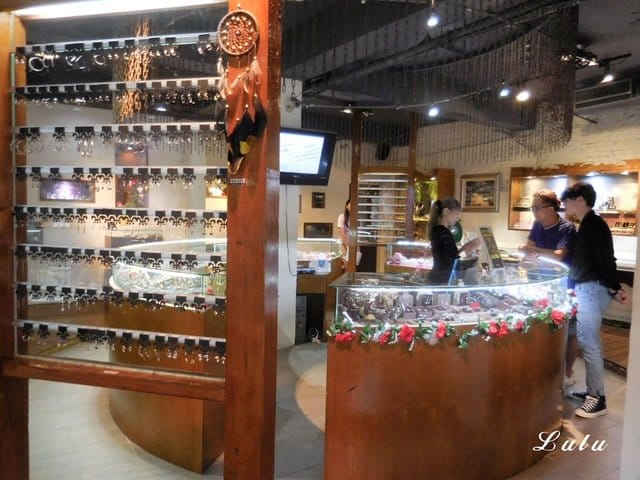 2019七夕中國情人節禮物怎麼挑。破銅爛鐵 桃園旗艦店。消費滿NT$3000抽「5000元易飛網即享卷」機票行程任你選，帶著情人一起旅行去吧。情人對戒/情人對鍊/情人手鍊/情人節飾品