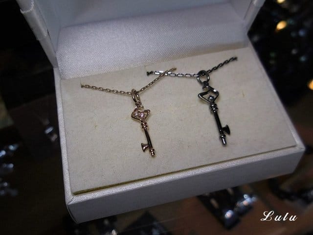2019七夕中國情人節禮物怎麼挑。破銅爛鐵 桃園旗艦店。消費滿NT$3000抽「5000元易飛網即享卷」機票行程任你選，帶著情人一起旅行去吧。情人對戒/情人對鍊/情人手鍊/情人節飾品