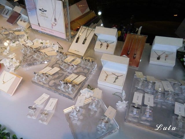 2019七夕中國情人節禮物怎麼挑。破銅爛鐵 桃園旗艦店。消費滿NT$3000抽「5000元易飛網即享卷」機票行程任你選，帶著情人一起旅行去吧。情人對戒/情人對鍊/情人手鍊/情人節飾品