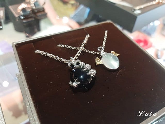 2019七夕中國情人節禮物怎麼挑。破銅爛鐵 桃園旗艦店。消費滿NT$3000抽「5000元易飛網即享卷」機票行程任你選，帶著情人一起旅行去吧。情人對戒/情人對鍊/情人手鍊/情人節飾品