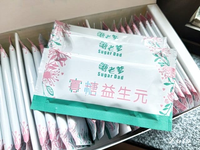 糖老爹寡糖益生元（糖粉）。幫助維持消化道機能。加入喜愛飲品或是直接食用都很方便。輕巧包裝，方便隨身攜帶