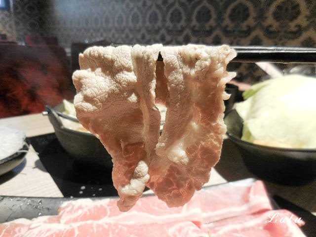桃園火鍋推薦。妃宴♡幸福鍋物。彷彿置身於貴族般的祕密花園用餐。頂級海鮮盆加購價只要NT$199（每日限量15名）。湯頭濃郁鮮甜。提供飲料吧、冰淇淋無限量供應