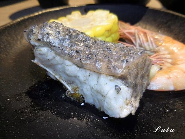桃園火鍋推薦。妃宴♡幸福鍋物。彷彿置身於貴族般的祕密花園用餐。頂級海鮮盆加購價只要NT$199（每日限量15名）。湯頭濃郁鮮甜。提供飲料吧、冰淇淋無限量供應
