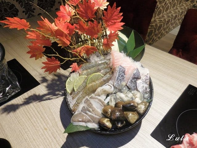 桃園火鍋推薦。妃宴♡幸福鍋物。彷彿置身於貴族般的祕密花園用餐。頂級海鮮盆加購價只要NT$199（每日限量15名）。湯頭濃郁鮮甜。提供飲料吧、冰淇淋無限量供應