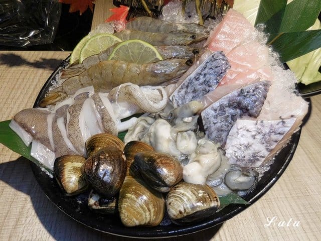 桃園火鍋推薦。妃宴♡幸福鍋物。彷彿置身於貴族般的祕密花園用餐。頂級海鮮盆加購價只要NT$199（每日限量15名）。湯頭濃郁鮮甜。提供飲料吧、冰淇淋無限量供應