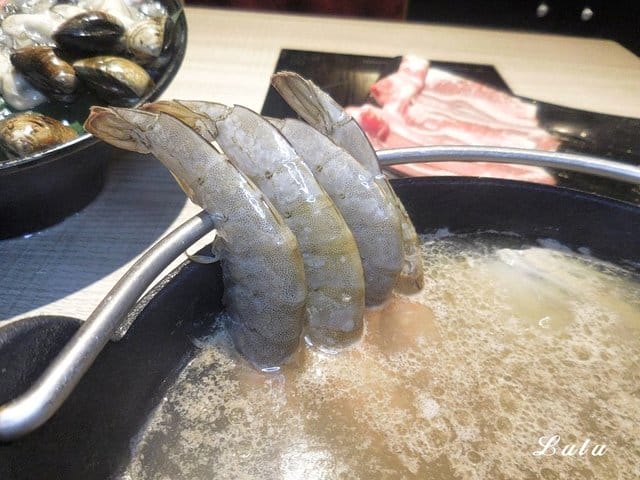 桃園火鍋推薦。妃宴♡幸福鍋物。彷彿置身於貴族般的祕密花園用餐。頂級海鮮盆加購價只要NT$199（每日限量15名）。湯頭濃郁鮮甜。提供飲料吧、冰淇淋無限量供應