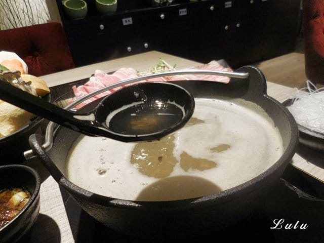 桃園火鍋推薦。妃宴♡幸福鍋物。彷彿置身於貴族般的祕密花園用餐。頂級海鮮盆加購價只要NT$199（每日限量15名）。湯頭濃郁鮮甜。提供飲料吧、冰淇淋無限量供應