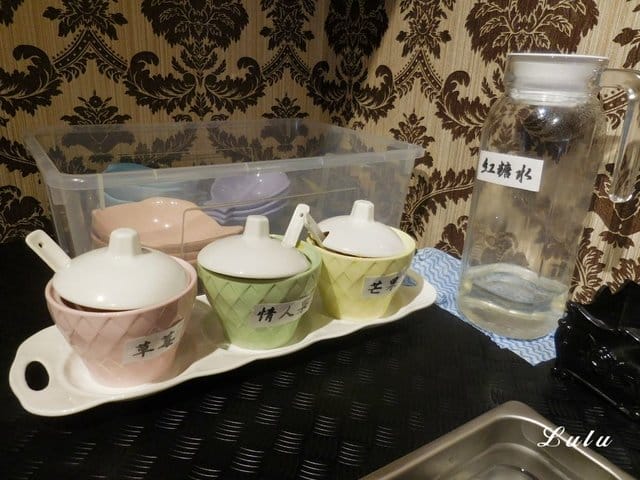 桃園火鍋推薦。妃宴♡幸福鍋物。彷彿置身於貴族般的祕密花園用餐。頂級海鮮盆加購價只要NT$199（每日限量15名）。湯頭濃郁鮮甜。提供飲料吧、冰淇淋無限量供應