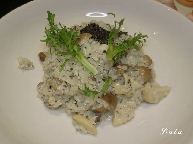 台北東區餐酒館推薦。#Elfin Restaurant & Loung。以精靈為主題的複合式餐酒館。首推多人主食套餐，三五好友聊天聚會的好地方