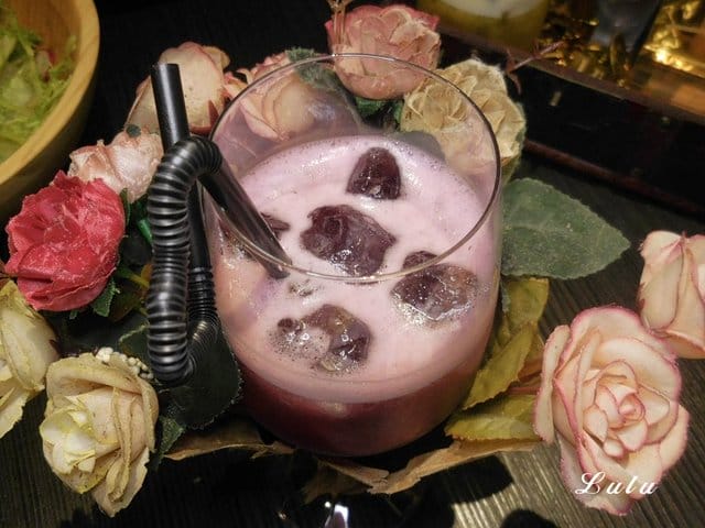 台北東區餐酒館推薦。#Elfin Restaurant & Loung。以精靈為主題的複合式餐酒館。首推多人主食套餐，三五好友聊天聚會的好地方