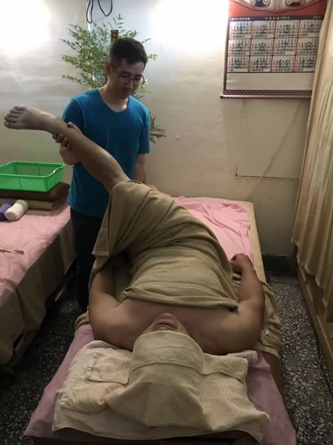 足巧合養生工作室。台北大橋頭足底按摩推薦。超過15年專業整復推拿師傅。足底按摩＋足湯（70分鐘），優惠價NT$699。#另有文末優惠