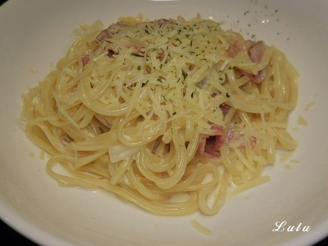 台北東區餐酒館推薦。#Elfin Restaurant & Loung。以精靈為主題的複合式餐酒館。首推多人主食套餐，三五好友聊天聚會的好地方