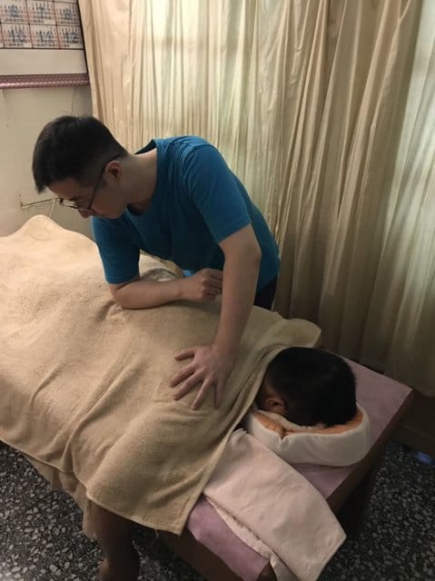 足巧合養生工作室。台北大橋頭足底按摩推薦。超過15年專業整復推拿師傅。足底按摩＋足湯（70分鐘），優惠價NT$699。#另有文末優惠