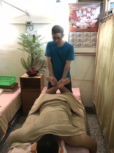足巧合養生工作室。台北大橋頭足底按摩推薦。超過15年專業整復推拿師傅。足底按摩＋足湯（70分鐘），優惠價NT$699。#另有文末優惠