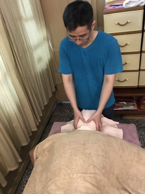足巧合養生工作室。台北大橋頭足底按摩推薦。超過15年專業整復推拿師傅。足底按摩＋足湯（70分鐘），優惠價NT$699。#另有文末優惠