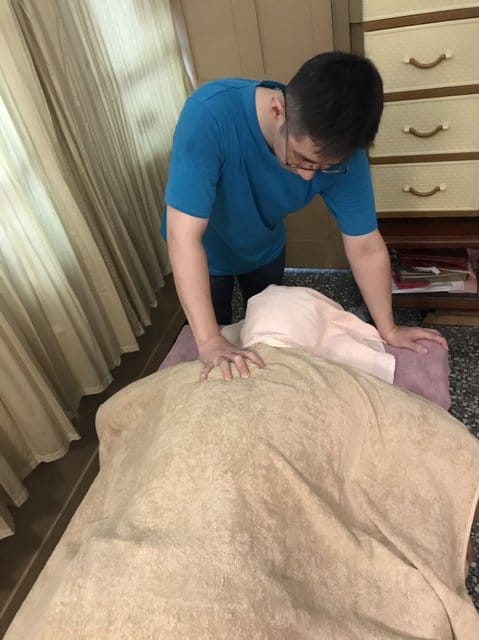 足巧合養生工作室。台北大橋頭足底按摩推薦。超過15年專業整復推拿師傅。足底按摩＋足湯（70分鐘），優惠價NT$699。#另有文末優惠