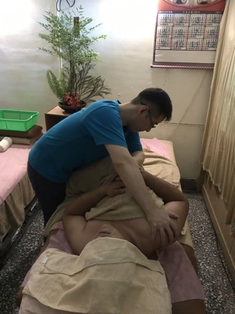 足巧合養生工作室。台北大橋頭足底按摩推薦。超過15年專業整復推拿師傅。足底按摩＋足湯（70分鐘），優惠價NT$699。#另有文末優惠