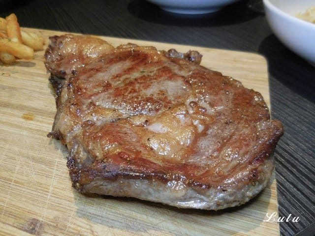 台北東區餐酒館推薦。#Elfin Restaurant & Loung。以精靈為主題的複合式餐酒館。首推多人主食套餐，三五好友聊天聚會的好地方