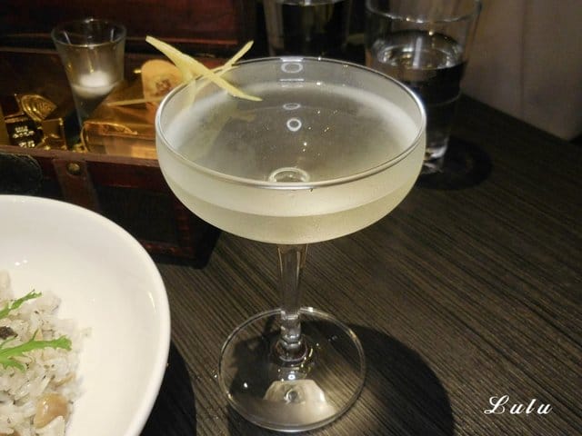 台北東區餐酒館推薦。#Elfin Restaurant & Loung。以精靈為主題的複合式餐酒館。首推多人主食套餐，三五好友聊天聚會的好地方