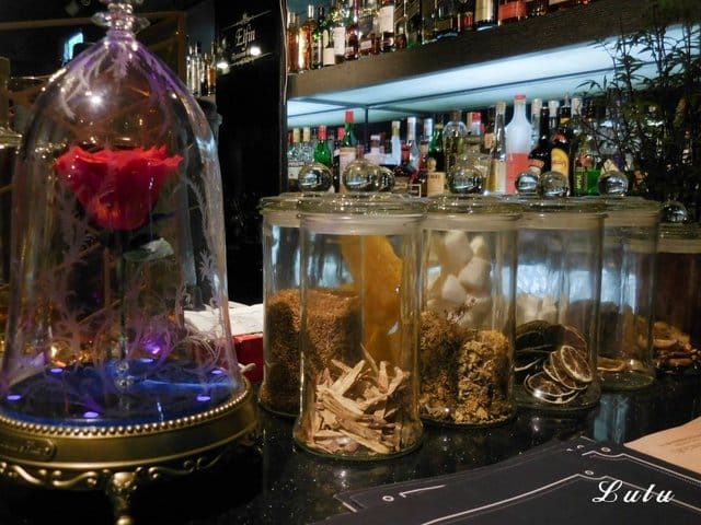 台北東區餐酒館推薦。#Elfin Restaurant & Loung。以精靈為主題的複合式餐酒館。首推多人主食套餐，三五好友聊天聚會的好地方