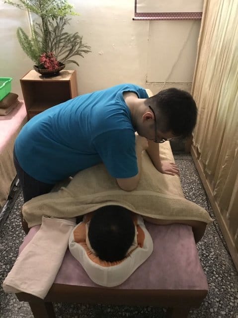 足巧合養生工作室。台北大橋頭足底按摩推薦。超過15年專業整復推拿師傅。足底按摩＋足湯（70分鐘），優惠價NT$699。#另有文末優惠