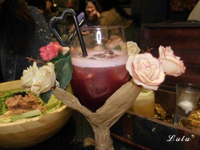 台北東區餐酒館推薦。#Elfin Restaurant & Loung。以精靈為主題的複合式餐酒館。首推多人主食套餐，三五好友聊天聚會的好地方