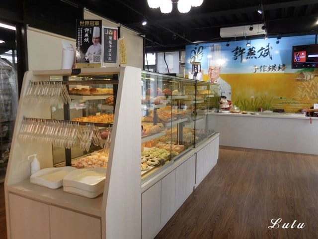 桃園伴手禮推薦。許燕斌手作烘培-桃園店。新款麵包加入台灣水果食材元素，比新款名牌包還迷人，讓人忍不住大失血