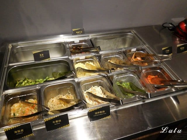 桃園吃到飽。港點大師桃園家樂福經國店。各式港點無限量供應吃到飽。麻辣小龍蝦/鮮蝦粉腸/腐皮蝦仁/奶皇流沙包/蠔汁鮮竹捲/蟹皇燒賣
