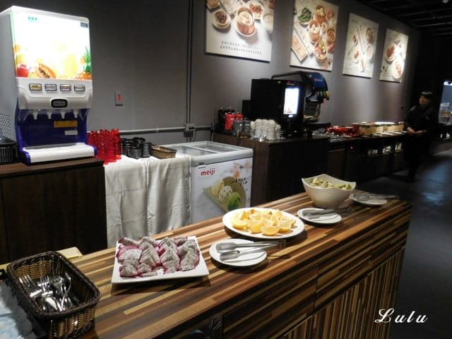 桃園吃到飽。港點大師桃園家樂福經國店。各式港點無限量供應吃到飽。麻辣小龍蝦/鮮蝦粉腸/腐皮蝦仁/奶皇流沙包/蠔汁鮮竹捲/蟹皇燒賣