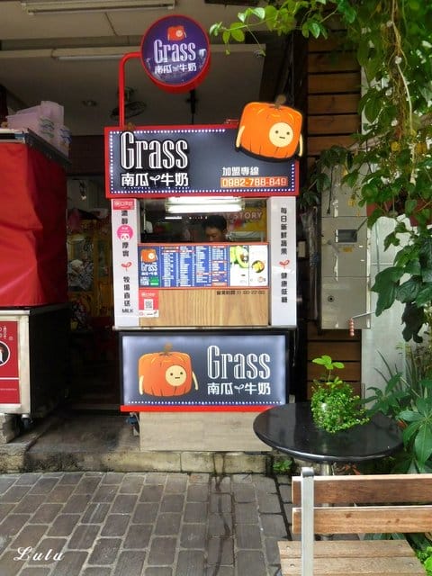 （台中南屯）。南瓜牛奶第一品牌。Grass 南瓜&牛奶（總店）。南瓜的原味鮮甜與牛奶做調和出的天然微妙滋味。完全不加糖