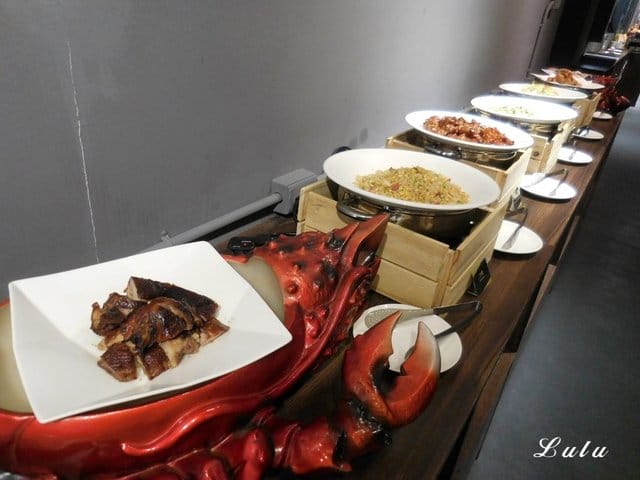 桃園吃到飽。港點大師桃園家樂福經國店。各式港點無限量供應吃到飽。麻辣小龍蝦/鮮蝦粉腸/腐皮蝦仁/奶皇流沙包/蠔汁鮮竹捲/蟹皇燒賣