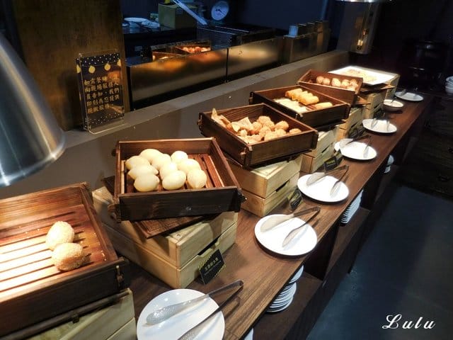桃園吃到飽。港點大師桃園家樂福經國店。各式港點無限量供應吃到飽。麻辣小龍蝦/鮮蝦粉腸/腐皮蝦仁/奶皇流沙包/蠔汁鮮竹捲/蟹皇燒賣