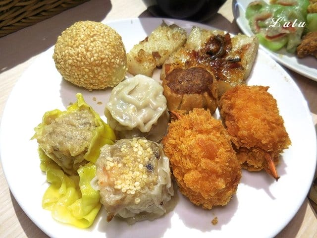桃園吃到飽。港點大師桃園家樂福經國店。各式港點無限量供應吃到飽。麻辣小龍蝦/鮮蝦粉腸/腐皮蝦仁/奶皇流沙包/蠔汁鮮竹捲/蟹皇燒賣
