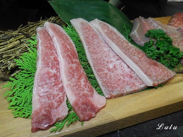 台中燒肉推薦。肉多多超市燒肉 台中大墩店。新菜單推薦。台灣燒肉第一品牌。肉質好、CP值高。即日起~9/30 套餐加價NT$99享雪花和牛。299生啤無限暢飲