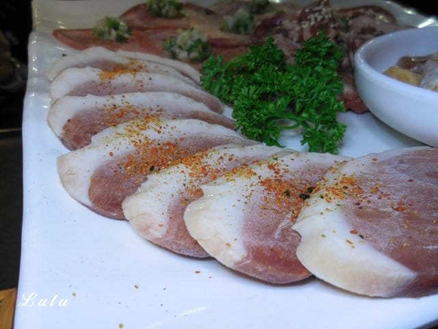 台中燒肉推薦。肉多多超市燒肉 台中大墩店。新菜單推薦。台灣燒肉第一品牌。肉質好、CP值高。即日起~9/30 套餐加價NT$99享雪花和牛。299生啤無限暢飲