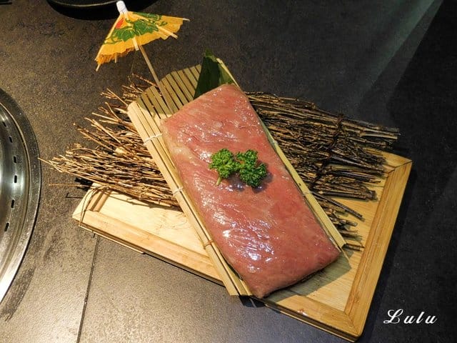 台中燒肉推薦。肉多多超市燒肉 台中大墩店。新菜單推薦。台灣燒肉第一品牌。肉質好、CP值高。即日起~9/30 套餐加價NT$99享雪花和牛。299生啤無限暢飲