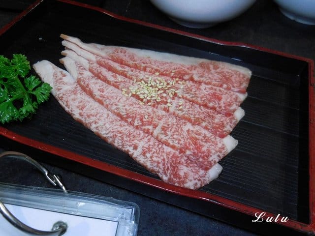 台中燒肉推薦。肉多多超市燒肉 台中大墩店。新菜單推薦。台灣燒肉第一品牌。肉質好、CP值高。即日起~9/30 套餐加價NT$99享雪花和牛。299生啤無限暢飲