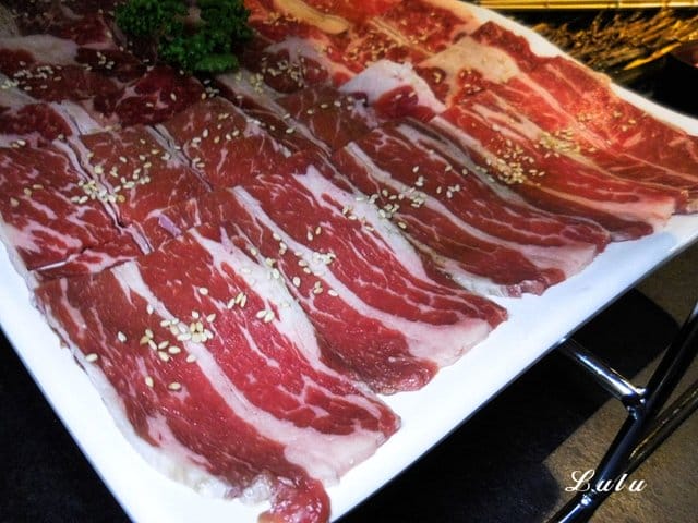 台中燒肉推薦。肉多多超市燒肉 台中大墩店。新菜單推薦。台灣燒肉第一品牌。肉質好、CP值高。即日起~9/30 套餐加價NT$99享雪花和牛。299生啤無限暢飲