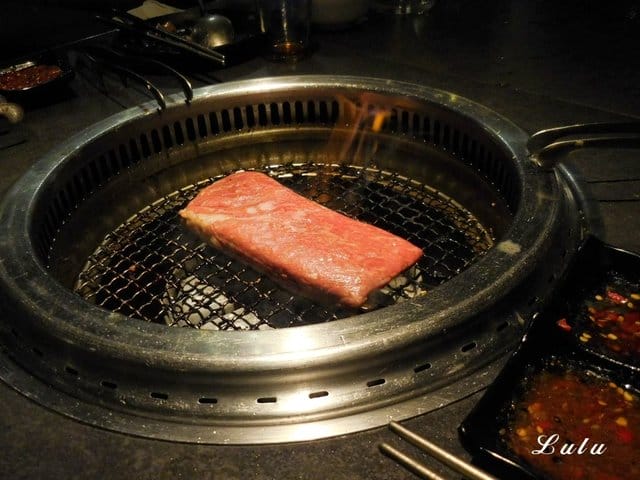 台中燒肉推薦。肉多多超市燒肉 台中大墩店。新菜單推薦。台灣燒肉第一品牌。肉質好、CP值高。即日起~9/30 套餐加價NT$99享雪花和牛。299生啤無限暢飲