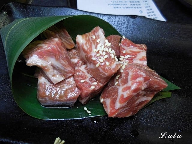 台中燒肉推薦。肉多多超市燒肉 台中大墩店。新菜單推薦。台灣燒肉第一品牌。肉質好、CP值高。即日起~9/30 套餐加價NT$99享雪花和牛。299生啤無限暢飲