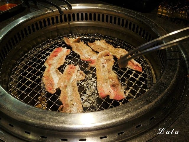 台中燒肉推薦。肉多多超市燒肉 台中大墩店。新菜單推薦。台灣燒肉第一品牌。肉質好、CP值高。即日起~9/30 套餐加價NT$99享雪花和牛。299生啤無限暢飲