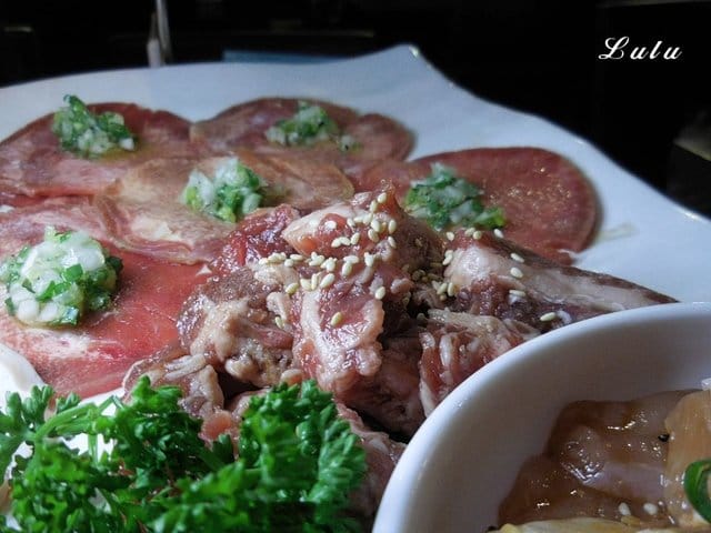 台中燒肉推薦。肉多多超市燒肉 台中大墩店。新菜單推薦。台灣燒肉第一品牌。肉質好、CP值高。即日起~9/30 套餐加價NT$99享雪花和牛。299生啤無限暢飲
