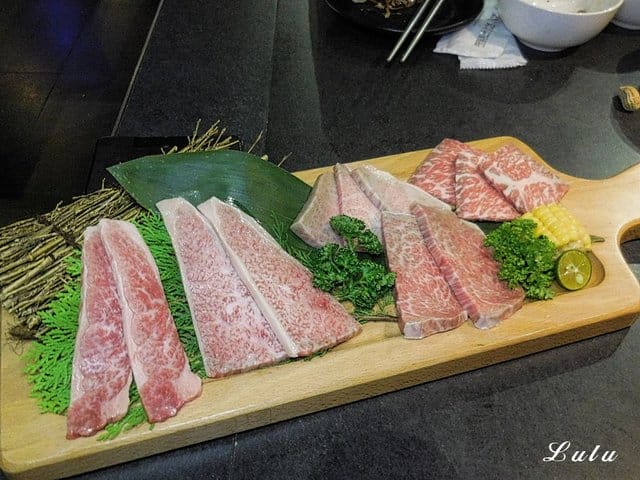 台中燒肉推薦。肉多多超市燒肉 台中大墩店。新菜單推薦。台灣燒肉第一品牌。肉質好、CP值高。即日起~9/30 套餐加價NT$99享雪花和牛。299生啤無限暢飲