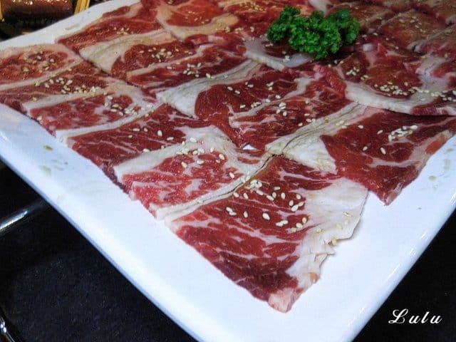 台中燒肉推薦。肉多多超市燒肉 台中大墩店。新菜單推薦。台灣燒肉第一品牌。肉質好、CP值高。即日起~9/30 套餐加價NT$99享雪花和牛。299生啤無限暢飲