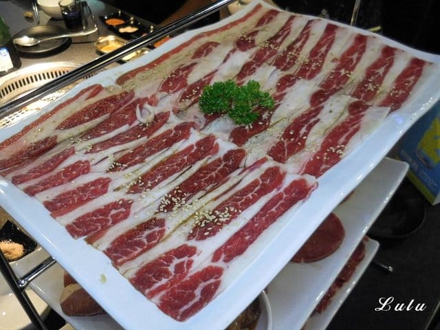 台中燒肉推薦。肉多多超市燒肉 台中大墩店。新菜單推薦。台灣燒肉第一品牌。肉質好、CP值高。即日起~9/30 套餐加價NT$99享雪花和牛。299生啤無限暢飲